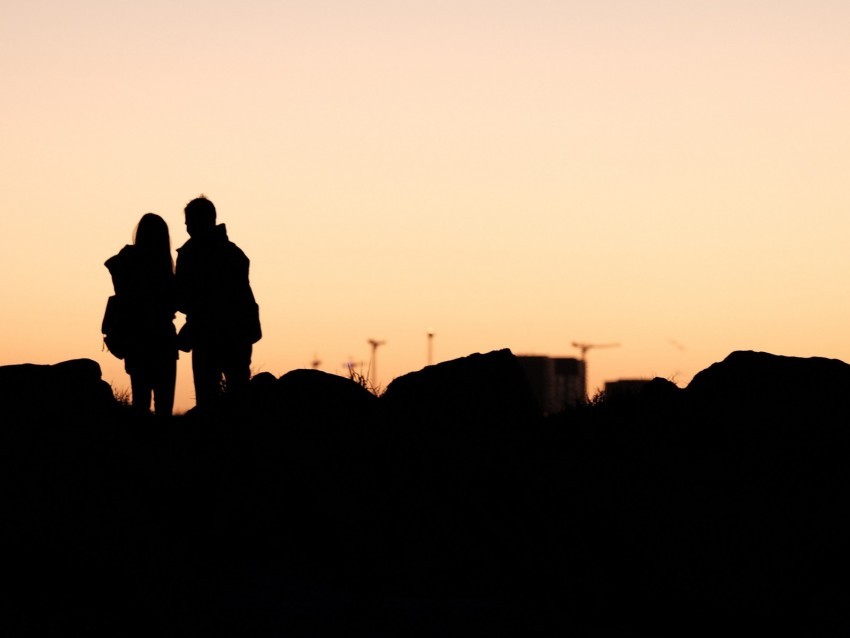 couple silhouettes dark outlines twilight PNG isolated